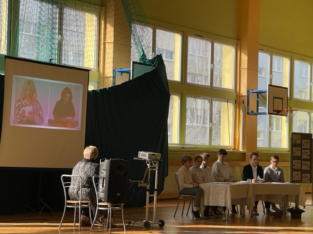 pani Kasia Jaguś wyświetla film dotyczący bezpieczeństwa w internecie
