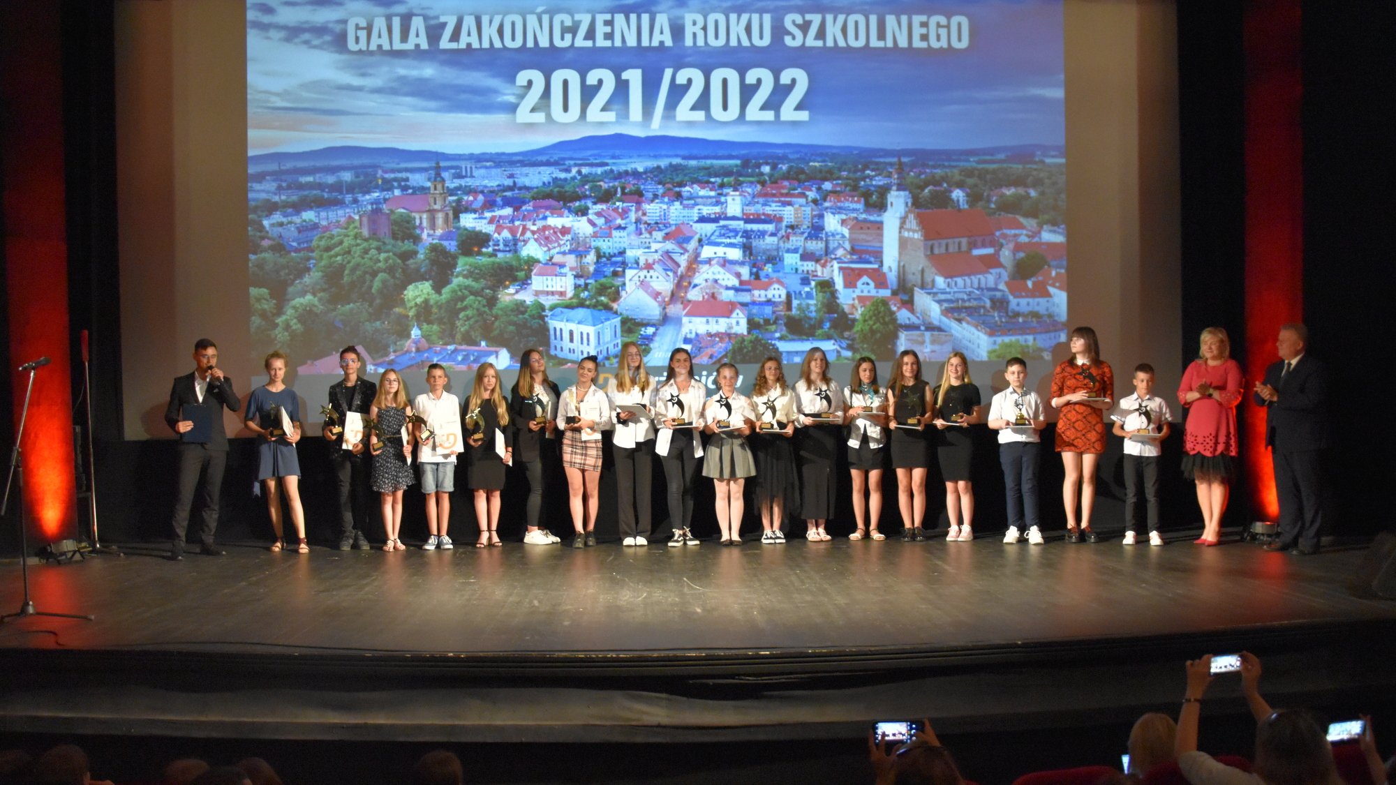 Uczniwie na scenie Kina Zbyszek nagrodzeni w dziedzinie twórczości artystycznej przez Burmistrza miasta Dzierżoniów