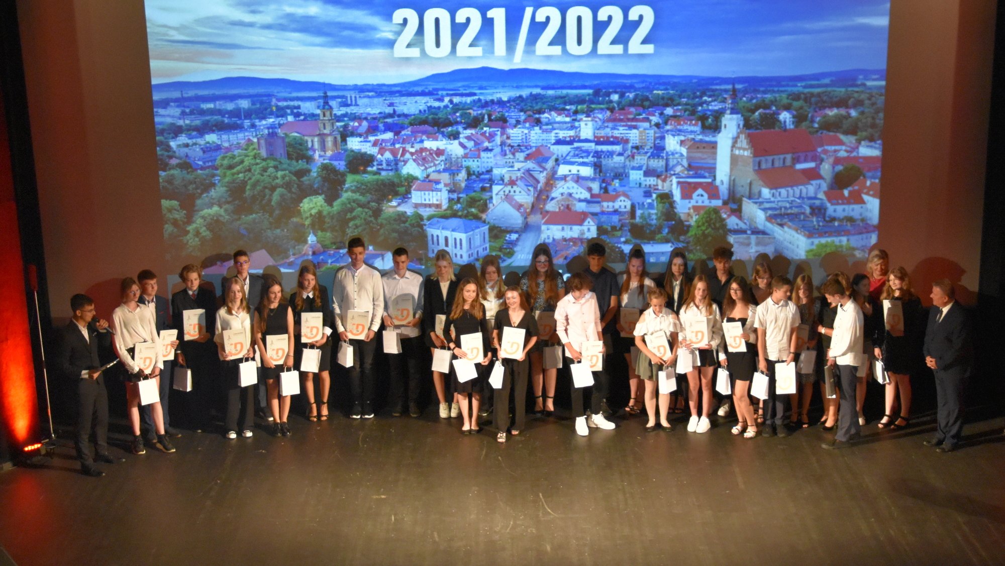 Uczniwie na scenie Kina Zbyszek nagrodzeni przez Burmistrza miasta Dzierżoniów