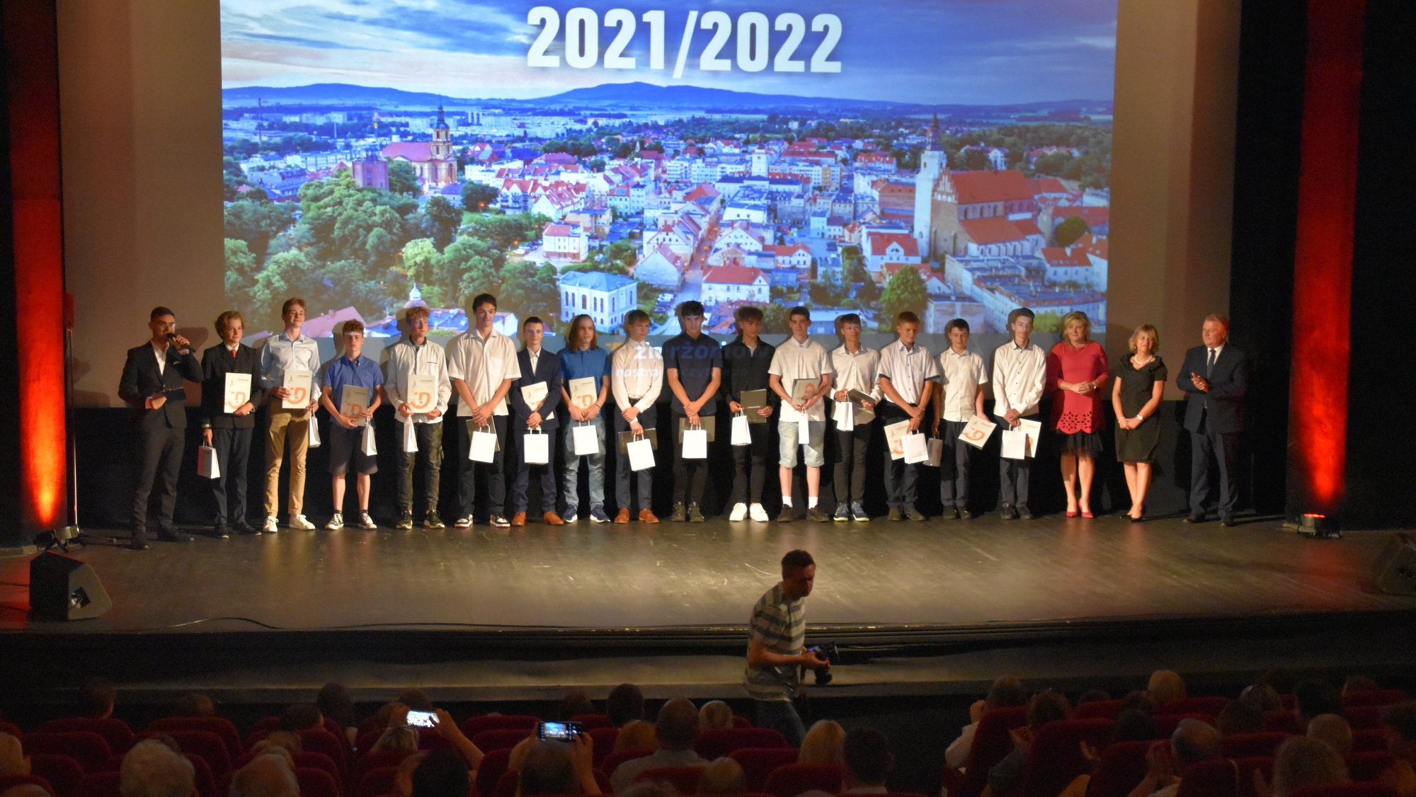 Uczniwie na scenie Kina Zbyszek nagrodzeni przez Burmistrza miasta Dzierżoniów