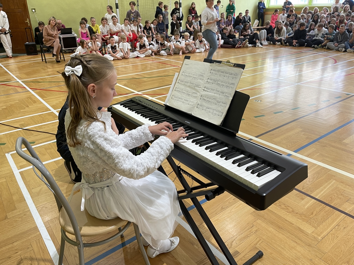 uczennica na Gali prezentuje utwór muzyczny na organach elektrycznych